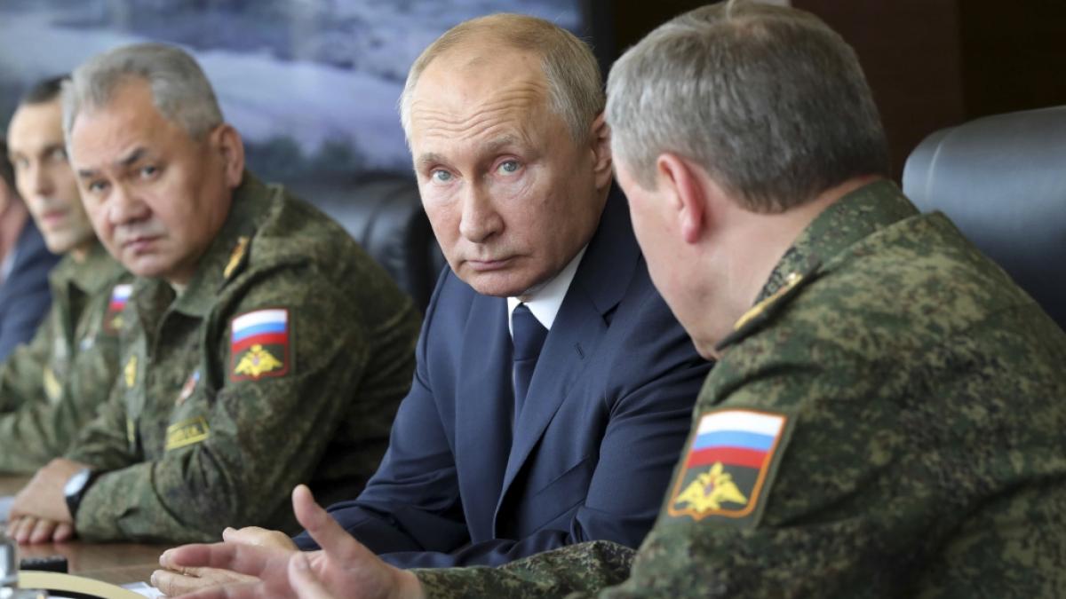 Wladimir Putin und Sergei Schoigu (l) beim Besuch eines Truppen&uuml;bungsplatzes, auf dem das Milit&auml;rman&ouml;ver Kaukasus 2020 durchgef&uuml;hrt wurde. (Foto)