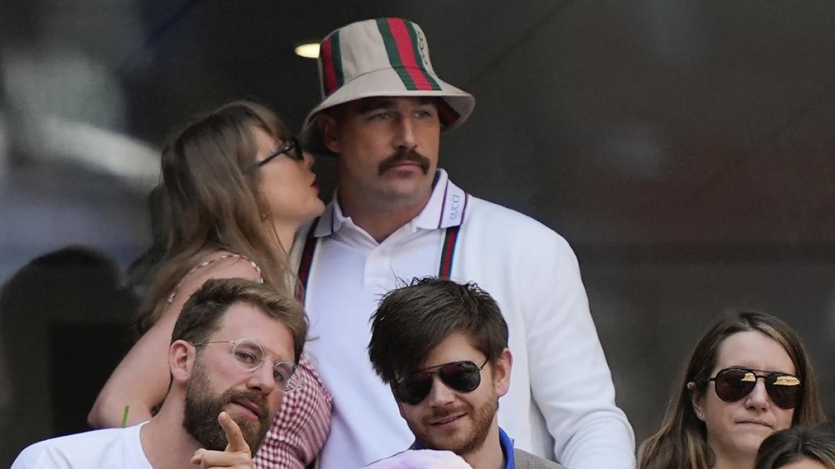 Taylor Swift und Travis Kelce konnten gar nicht die Finger voneinander lassen. (Foto)