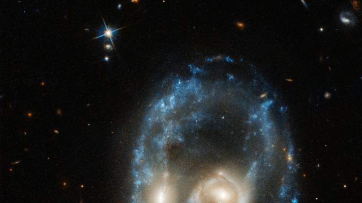 Die beiden verschmelzenden Galaxien wirken wie ein kosmisches Gesicht.