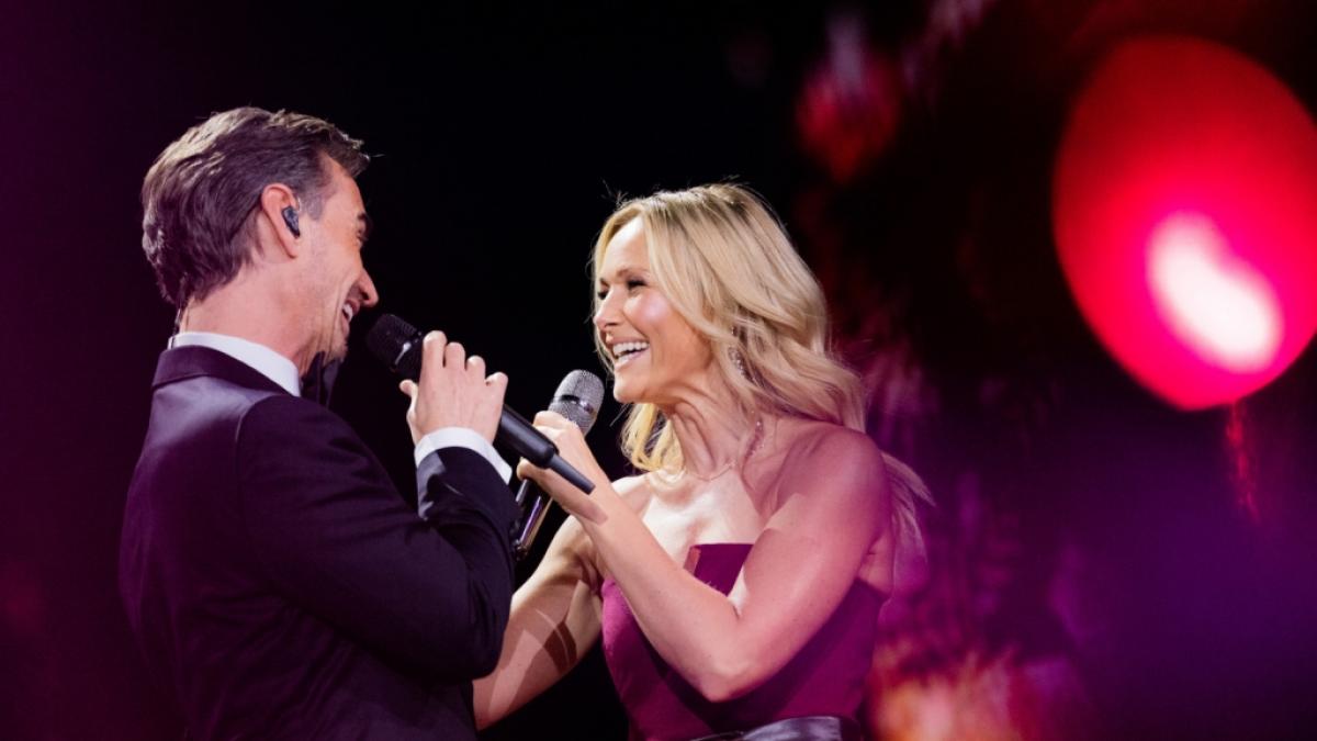 Florian Silbereisen und Helene Fischer performen gemeinsam bei der Helene-Fischer-Show ihr Duett "Schau mal herein". (Foto)