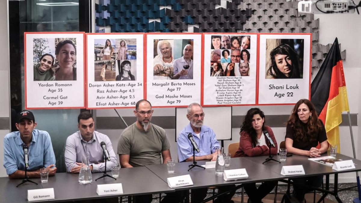 Angeh&ouml;rige von Israelis, die w&auml;hrend des Hamas-Angriffs entf&uuml;hrt wurden sprechen auf einer Pressekonferenz nach einem Treffen mit dem deutschen Bundeskanzler Scholz in der deutschen Botschaft in Tel Aviv. Unter ihnen Yoni Asher. (Foto)