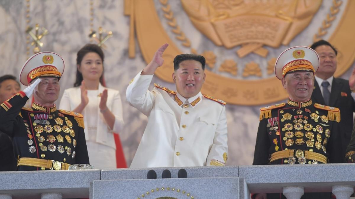 Kim Jong-un, Machthaber von Nordkorea, winkt am 25.04.2022 bei einer Milit&auml;rparade auf dem Kim-Il-sung-Platz anl&auml;sslich des 90. Jahrestages der Gr&uuml;ndung der Koreanischen Revolution&auml;ren Volksarmee (KVA). (Foto)