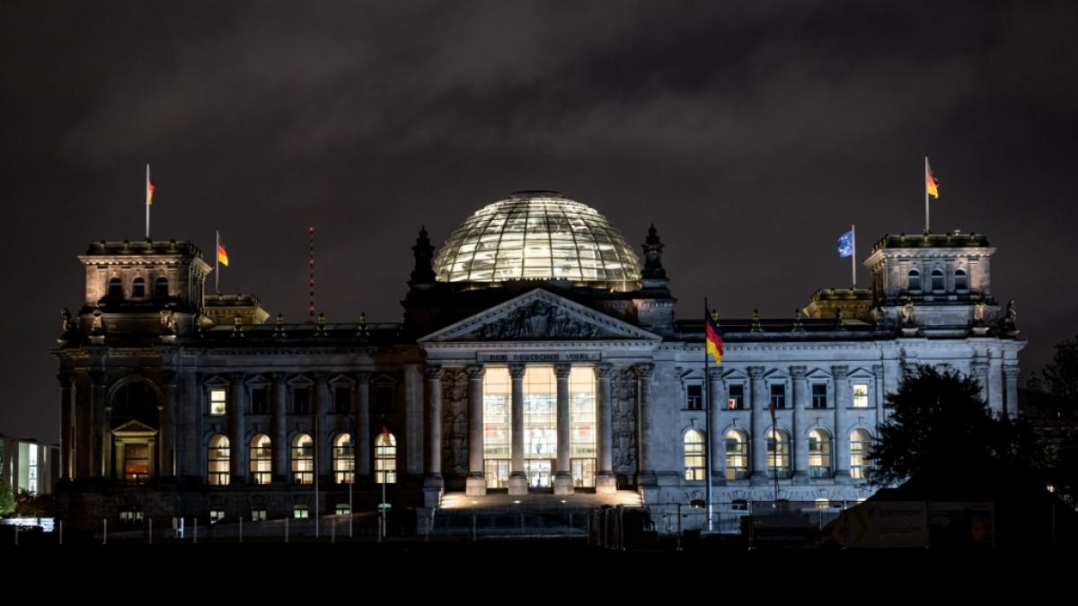 Ein Gasmelder hat im Reichstagsgeb&auml;ude in Berlin Alarm geschlagen und einen gr&ouml;&szlig;eren Feuerwehreinsatz ausgel&ouml;st. (Foto)