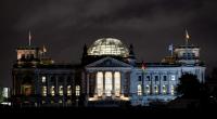 Ein Gasmelder hat im Reichstagsgebäude in Berlin Alarm geschlagen und einen größeren Feuerwehreinsatz ausgelöst.