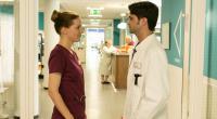 Betty Dewald (Bettina Lamprecht), Dr. Behring (Maximilian Grill) im Flur der Aufnahmestation.
