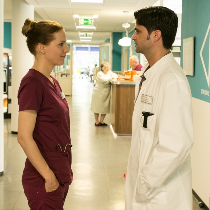 Es knistert zum Staffelstart! Wie geht es nun mit Betty und Dr. Behring weiter?