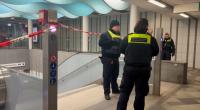 Einsatzkräfte stehen im U-Bahnhof Wandsbek-Markt in Hamburg. Zwei Personen sind auf den Gleisen gestorben.