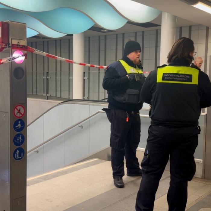 Mann (25) reißt junge Frau (18) in U-Bahn-Station mit in den Tod