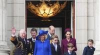 König Charles sendet laut Körpersprache-Expertin Botschaft an Prinz Harry beim VE-Day-Auftritt in London.