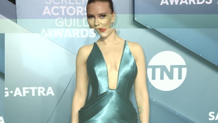 Scarlett Johansson im sexy Satinkleid bei den