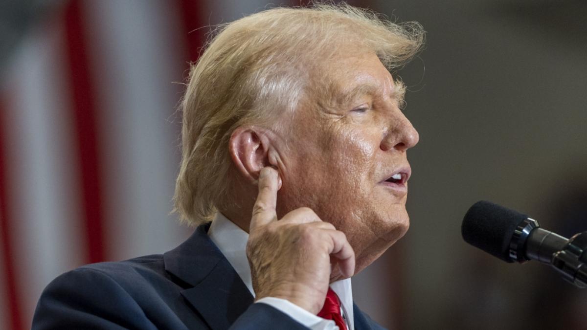 Donald Trump zeigt sein mittlerweile verheiltes Ohr. (Foto)