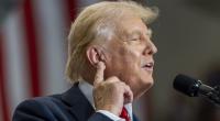 Donald Trump zeigt sein mittlerweile verheiltes Ohr.