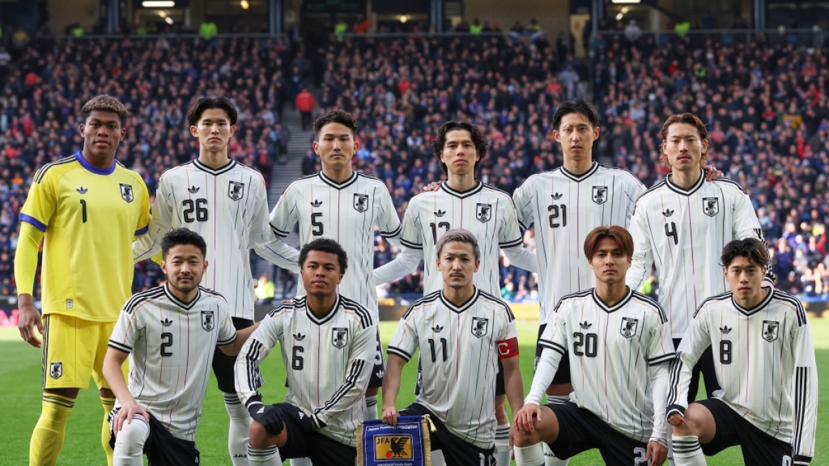 Japanische Spieler haben sich f&uuml;r ein Mannschaftsfoto vor einem internationalen Freundschaftsspiel zwischen Schottland und Japan in Glasgow aufgestellt. Japan nimmt an der Fu&szlig;ball-WM 2026 teil, am 28.03.2026. (Symbolbild) (Foto)