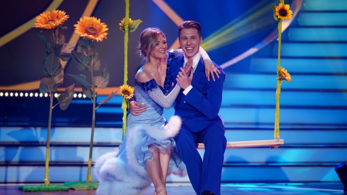 Auf dem Parkett strahlt Ella Endlich mit Tanzpartner Valentin Lusin. (Foto)