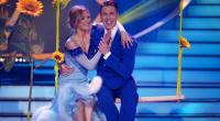 Auf dem Parkett strahlt Ella Endlich mit Tanzpartner Valentin Lusin.