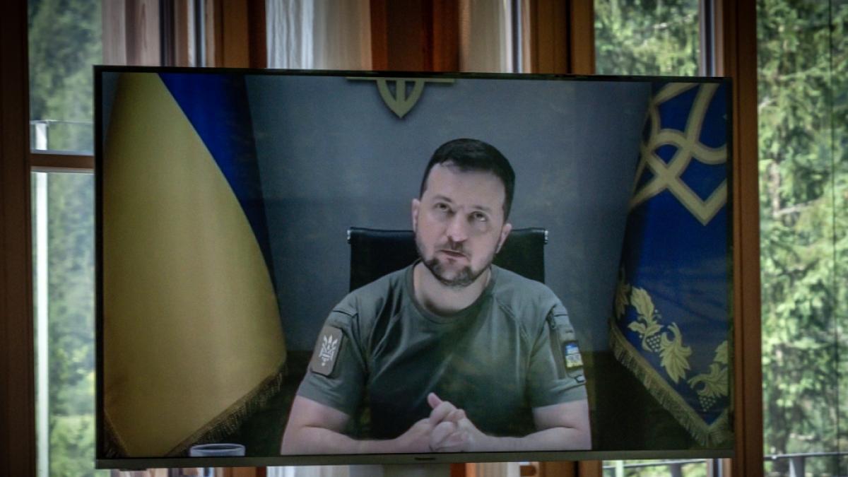 Der ukrainische Pr&auml;sident Wolodymyr Selenskyj ist per Videokonferenz zur Arbeitssitzung der Gipfelteilnehmer dazugeschaltet. (Foto)
