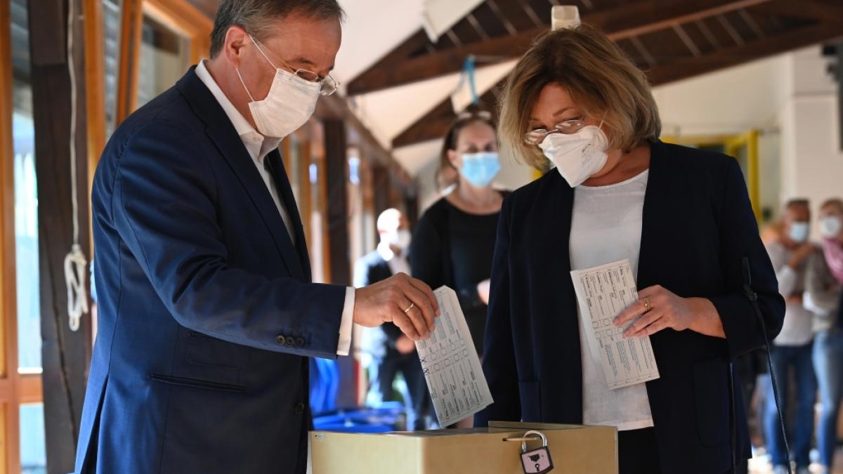 Versto&szlig; gegen die Wahlregeln? NRW-Ministerpr&auml;sident und Unions-Kanzlerkandidat Armin Laschet und seine Frau Susanne geben ihre Stimmzettel zur Bundestagswahl falsch gefaltet ab. (Foto)