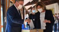 Verstoß gegen die Wahlregeln? NRW-Ministerpräsident und Unions-Kanzlerkandidat Armin Laschet und seine Frau Susanne geben ihre Stimmzettel zur Bundestagswahl falsch gefaltet ab.