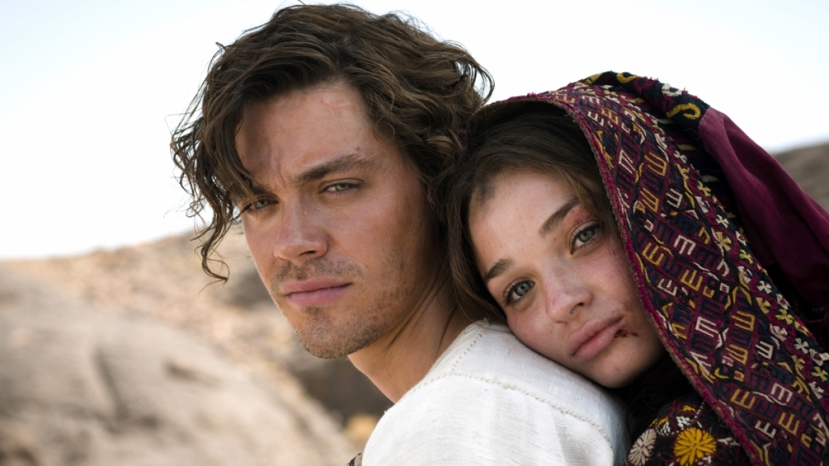Rob (Tom Payne) hat sich in die sch&ouml;ne Rebecca (Emma Rigby) verliebt. (Foto)