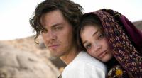 Rob (Tom Payne) hat sich in die schöne Rebecca (Emma Rigby) verliebt.