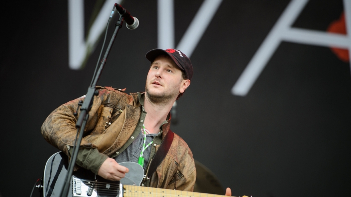Die Band Wanda performt auf der B&uuml;hne. (Foto)