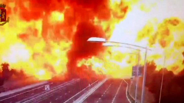 In Bologna explodierte ein Tanklaster auf einer Autobahn.