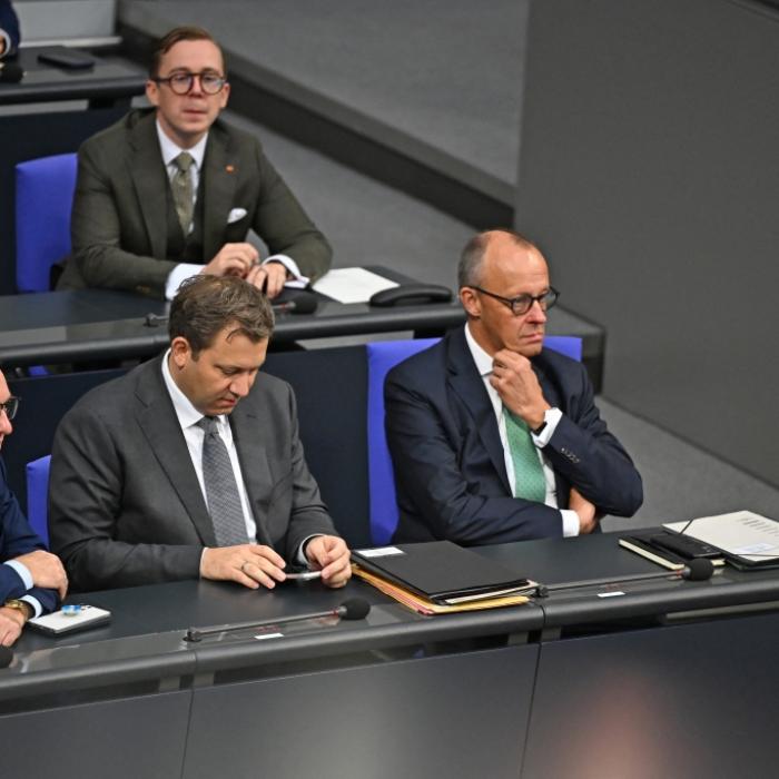 Kinderlose zahlen mehr – Folgen für Pflegebedürftige, Beschäftigte und Familien