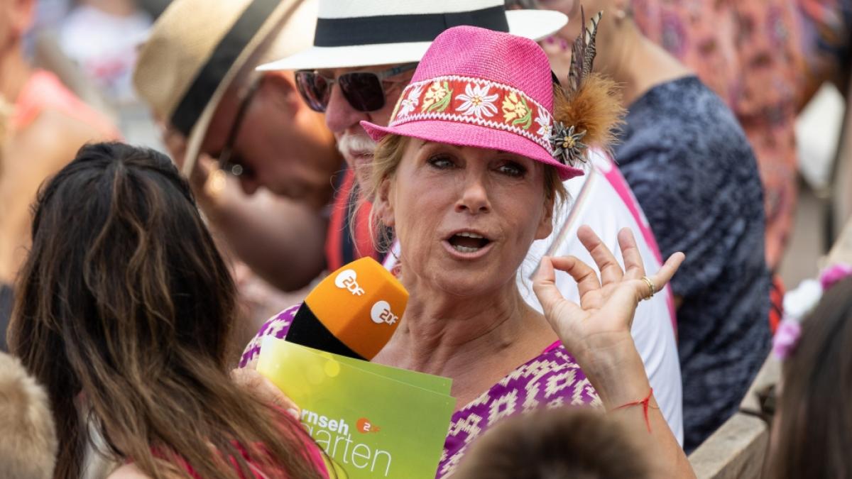Andrea Kiewel hat sich f&uuml;r den "ZDF-Fernsehgarten" am 18.06.23 zahlreiche Promi-G&auml;sten ins Zweite eingeladen. (Foto)