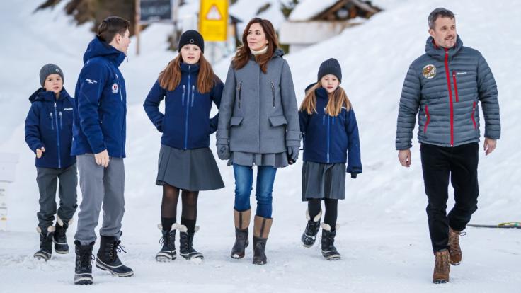 Kronprinzessin Mary mit ihrem Mann Kronprinz Frederik (r.) und den vier gemeinsamen Kinder Prinz Vincent, Prinz Christian, Prinzessin Isabella und Prinzessin Josephine (v.l.n.r.).
