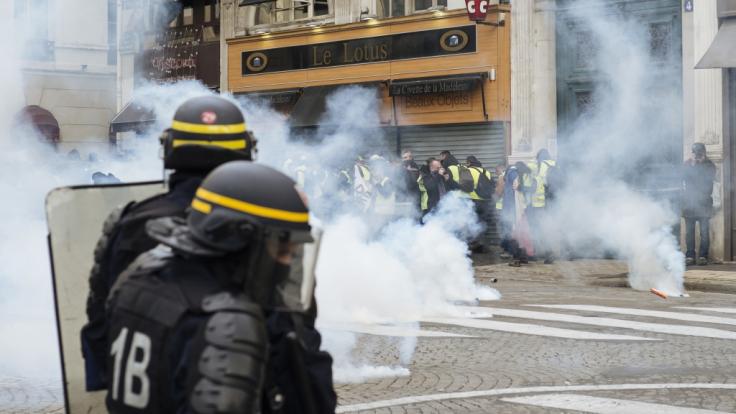 Die französische Polizei geht mit Tränengas gegen Demonstranten vor. (Symbolbild)