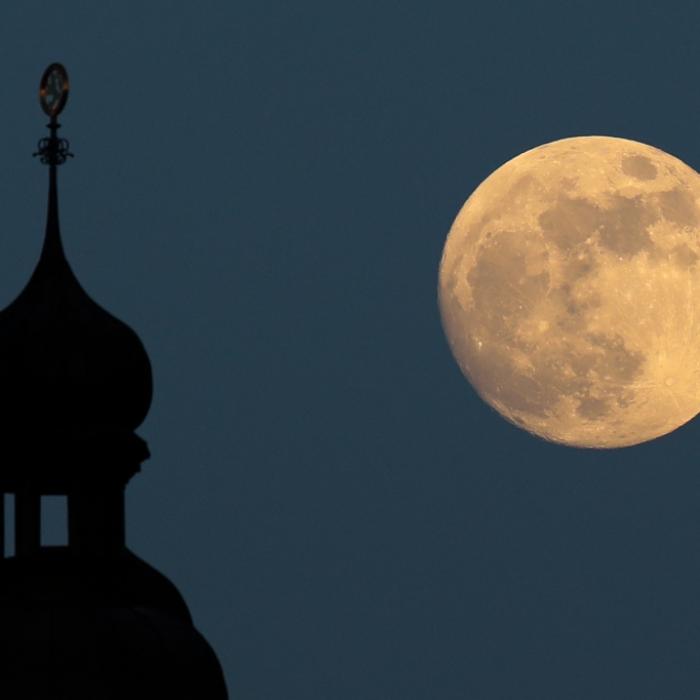 Roter Mond leuchtete am Nachthimmel