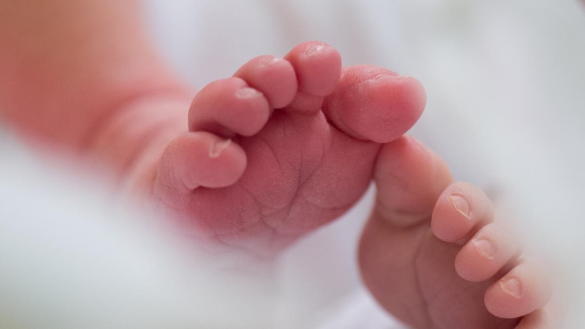 Das kleine M&auml;dchen versteinert allm&auml;hlich. (Foto)