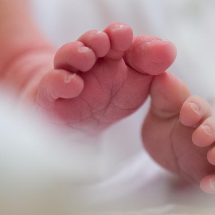 Schock-Diagnose! Fünf Monate altes Baby versteinert allmählich