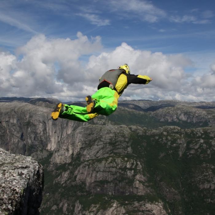 Leiche mit Hubschrauber geborgen! Base-Jumper stürzt 400 Meter in die Tiefe