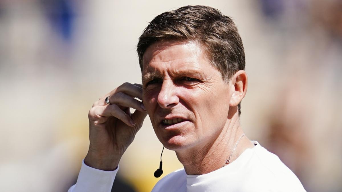 Oliver Glasner steht als Trainer von Eintracht Frankfurt neben dem Spielfeld. (Foto)