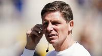 Oliver Glasner steht als Trainer von Eintracht Frankfurt neben dem Spielfeld.