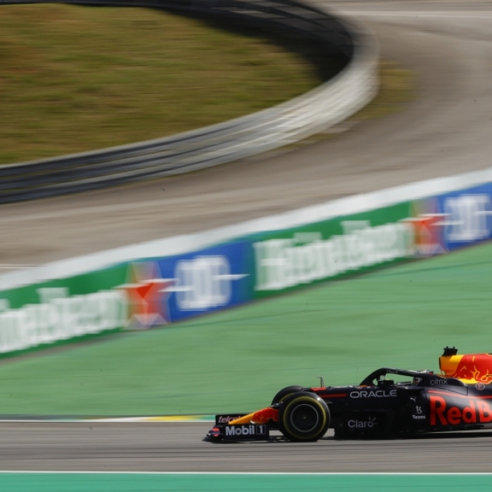 Hamilton gewinnt Formel-1-Premiere in Katar vor Verstappen