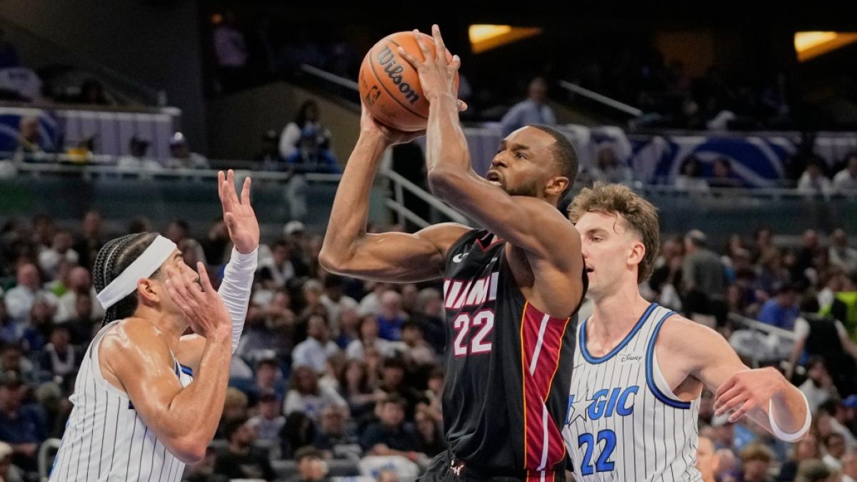 Andrew Wiggins von der Miami Heat legt zum Korb w&auml;hrend Franz Wagner von der Orlando Magic verteidigt, am 22.10.2025. (Symbolbild) (Foto)