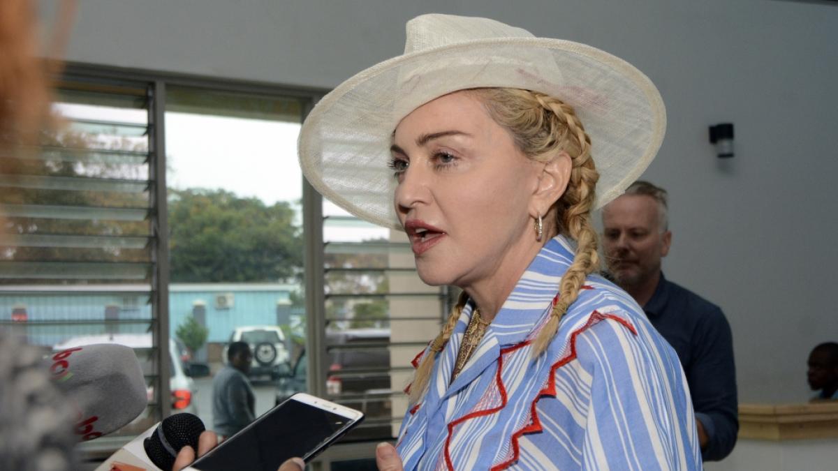 Madonna leckt in ihrem neuesten Instagram-Post aus einem Hundenapf. (Foto)
