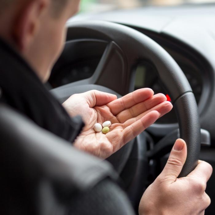 Mann mit Down-Syndrom im Auto 