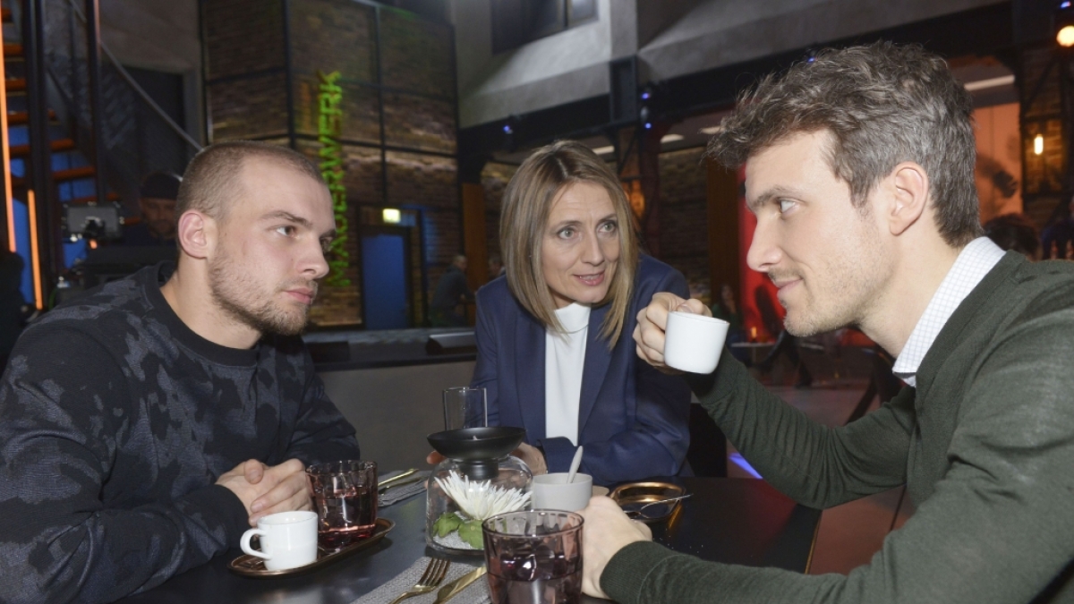 Chris (Eric Stehfest, l.) und Felix (Thadd&auml;us Meilinger) sind &uuml;berrascht, dass Rosa (Joana Sch&uuml;mer) ihre Gesch&auml;fte neu regeln m&ouml;chte. (Foto)
