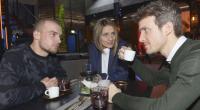 Chris (Eric Stehfest, l.) und Felix (Thaddäus Meilinger) sind überrascht, dass Rosa (Joana Schümer) ihre Geschäfte neu regeln möchte.