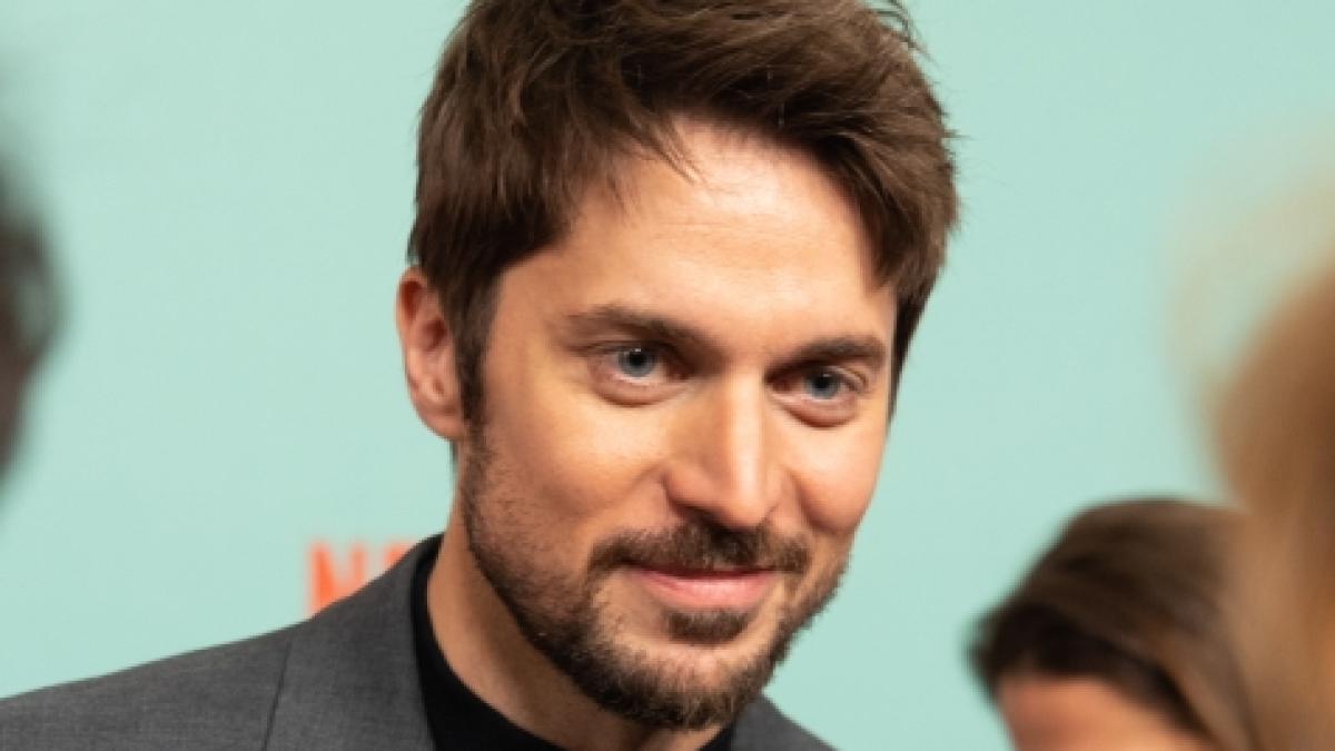Lucas Bravo bei der Premiere von Staffel 3 von "Emily in Paris. (Foto)