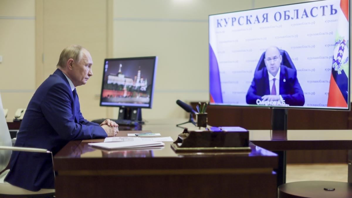 Sa&szlig; Wladimir Putin, als dieses von der russischen Nachrichtenagentur Sputnik in Umlauf gebrachte Foto entstand, wirklich in seinem Kreml-B&uuml;ro - oder in einem Arbeitszimmer-Nachbau an einem geheimen Ort? (Foto)