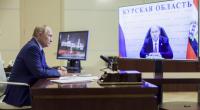 Saß Wladimir Putin, als dieses von der russischen Nachrichtenagentur Sputnik in Umlauf gebrachte Foto entstand, wirklich in seinem Kreml-Büro - oder in einem Arbeitszimmer-Nachbau an einem geheimen Ort?