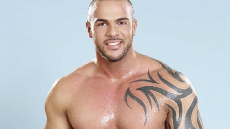 Manuel zeigt seinen Körper und seine Tattoos.
