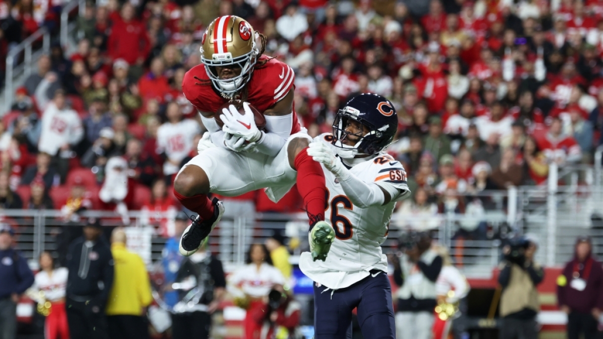 Demarcus Robinson (l) von den San Francisco 49ers springt mit dem Ball, am 28.12.2025. (Symbolbild) (Foto)