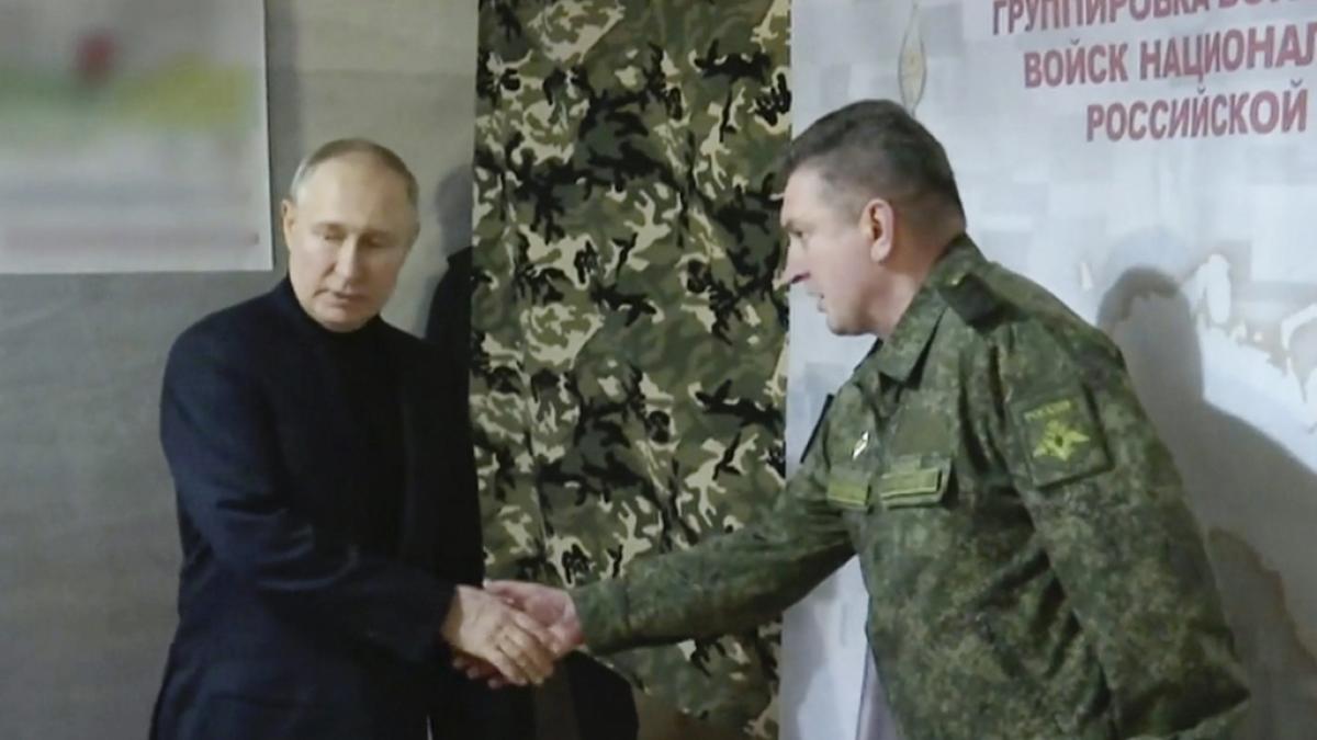 Wladimir Putin wirkte bei seinem j&uuml;ngsten Front-Besuch in der Ukraine alles andere als fit. (Foto)