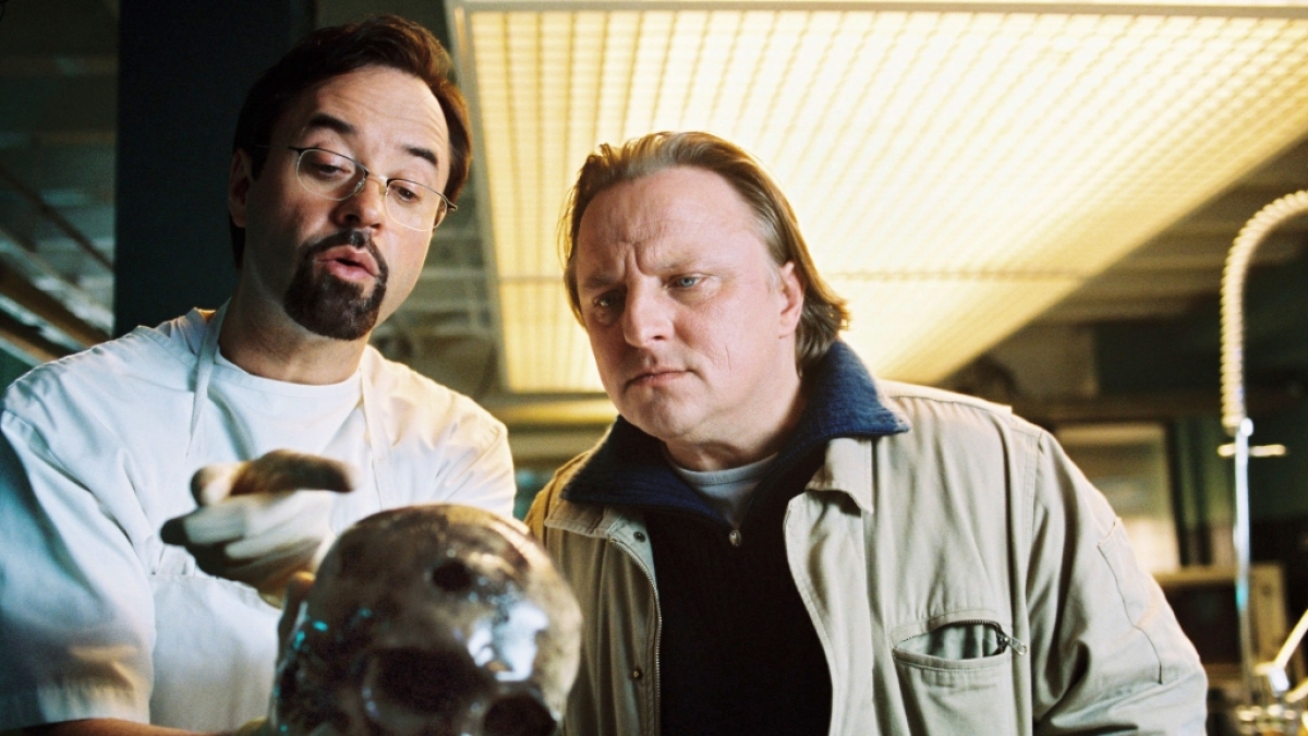 Professor Dr. Boerne (Jan Josef Liefers, links) und Kommissar Thiel (Axel Prahl) untersuchen das Skelett eines Toten. (Foto)