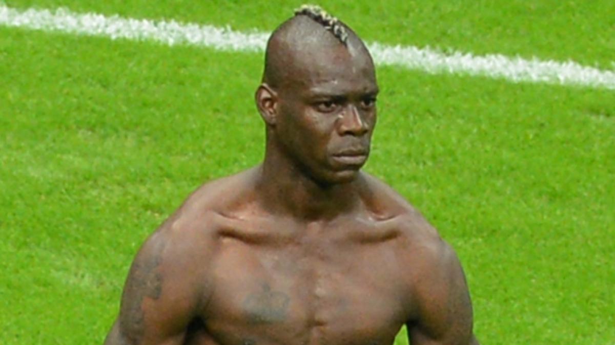 Mario Balotelli nach einem Tor beim Europameisterschafts Halbfinal-Spiel 2012 in Warschau. Deutschland Eins - Italien Zwei (Foto)